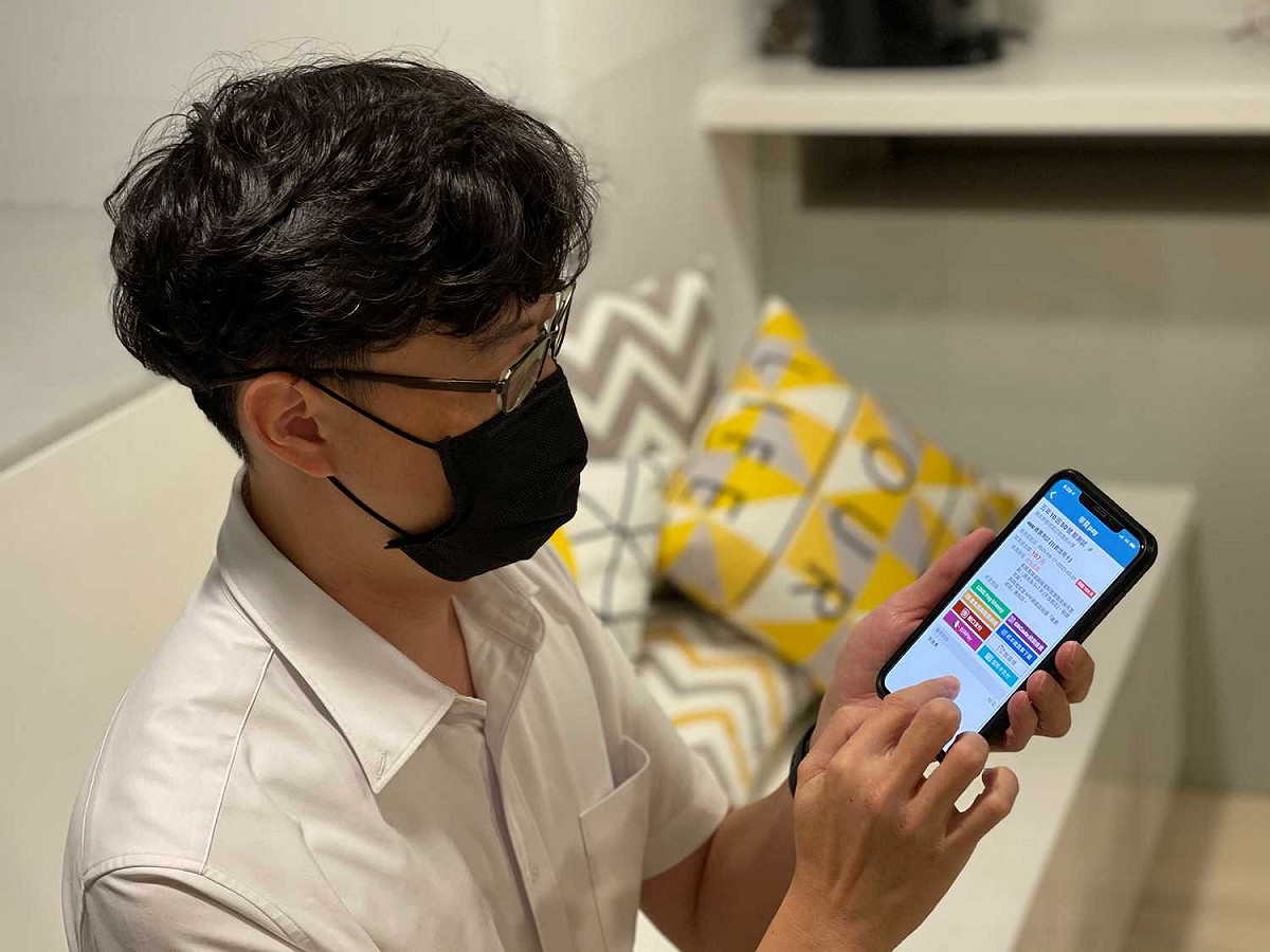 家長使用新北校園通APP「學費Pay」。 圖：新北市教育局提供