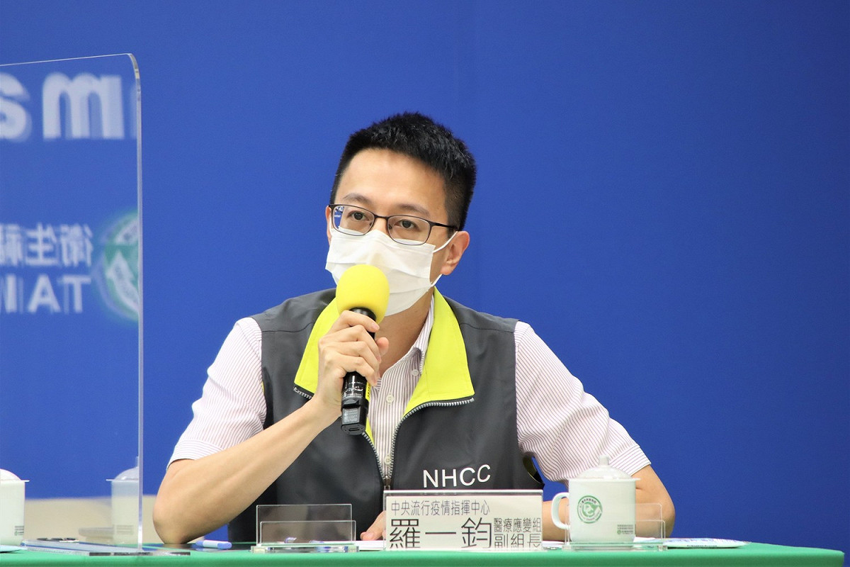 醫療應變組副組長羅一鈞說明，今確診桃機工作人員，確染Delta變異株。 圖：指揮中心/提供（資料照）