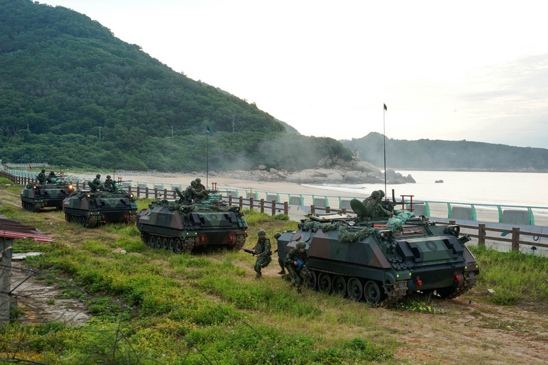 馬祖國軍漢光37號演習15日在北竿坂里沙灘登場，步兵運用裝甲車作為掩護前往戰備位置，進行海上防禦。 圖:中央社提供