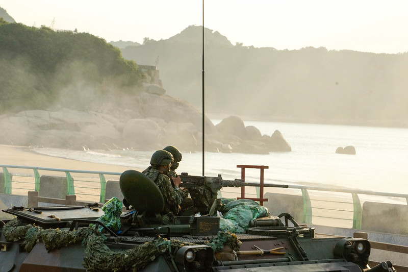 馬祖國軍漢光37號演習15日在北竿坂里沙灘登場，北高守備大隊執行CM21甲車機動裝載、戰術機動行進間射擊，展現國軍戰備成果。 圖:中央社提供