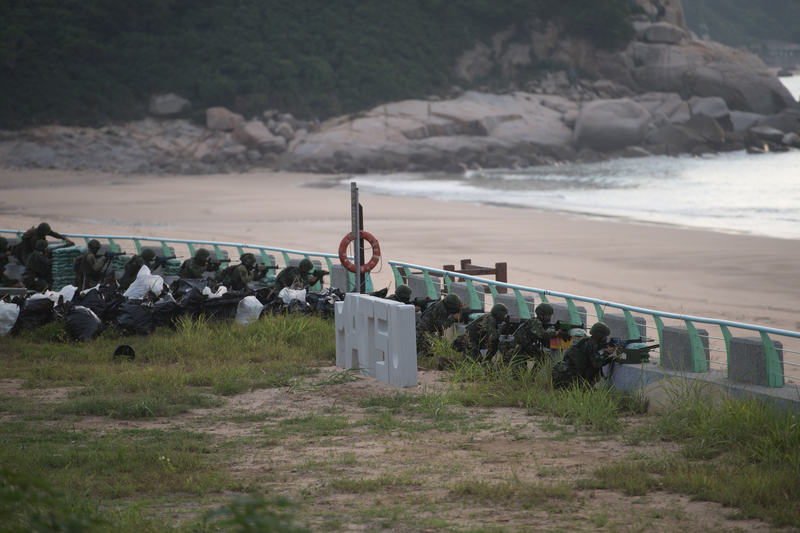 馬祖國軍漢光37號演習15日在北竿坂里沙灘登場，步兵抵達戰術位置後，進行海上防禦，展現國軍平日訓練成果。 圖:中央社提供