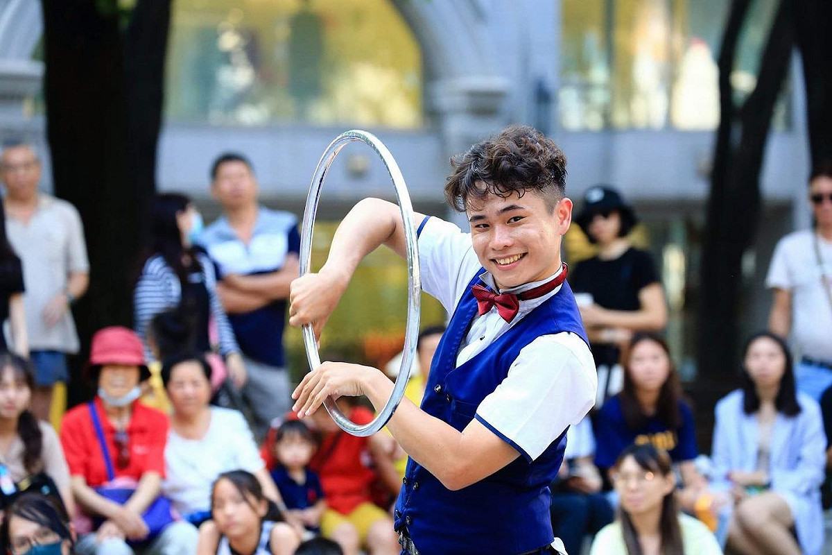 中市街頭藝人周子益，擅長魔術、雜耍和喜劇演出。（資料照，攝於2020年） 台中市政府文化局/提供