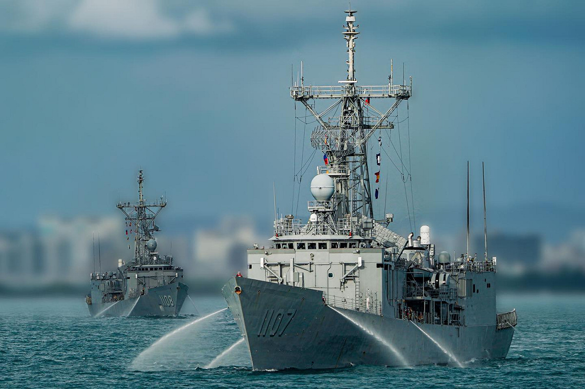 艦艇編隊執行備戰進出港，模擬通過雷區。 圖：翻攝中華民國海軍臉書