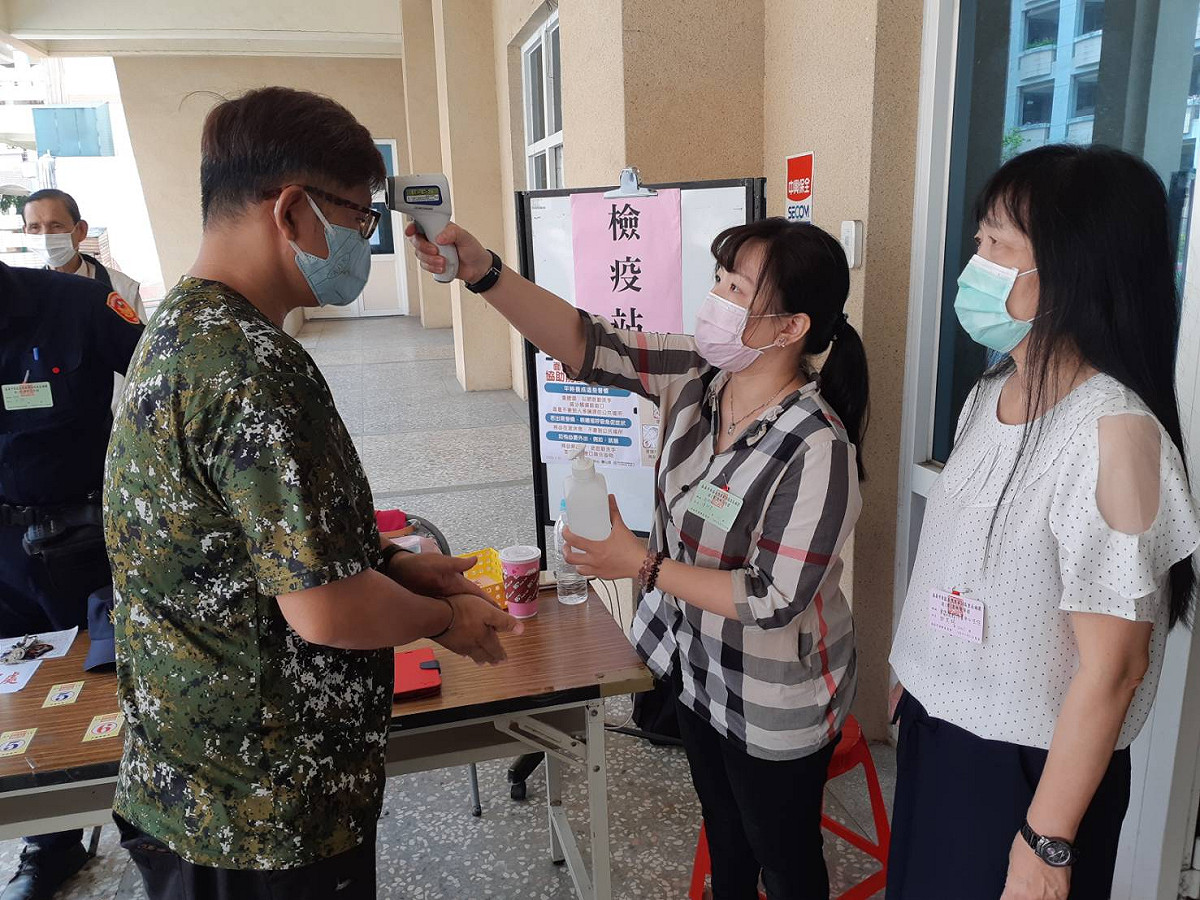 嘉義市將以投開票所概念普發2000元消費金，圖為去年嘉義市義教里里長補選的投開票所。 圖：蔡坤龍/攝（資料照）