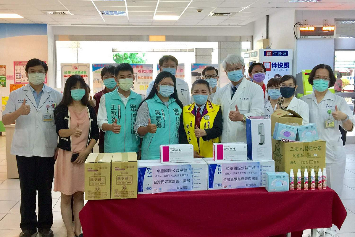 民眾黨西區服務處主任王冠鈞（前左三）可望代表民眾黨參加明年嘉義市西區市議員。 圖：部立嘉義醫院/提供