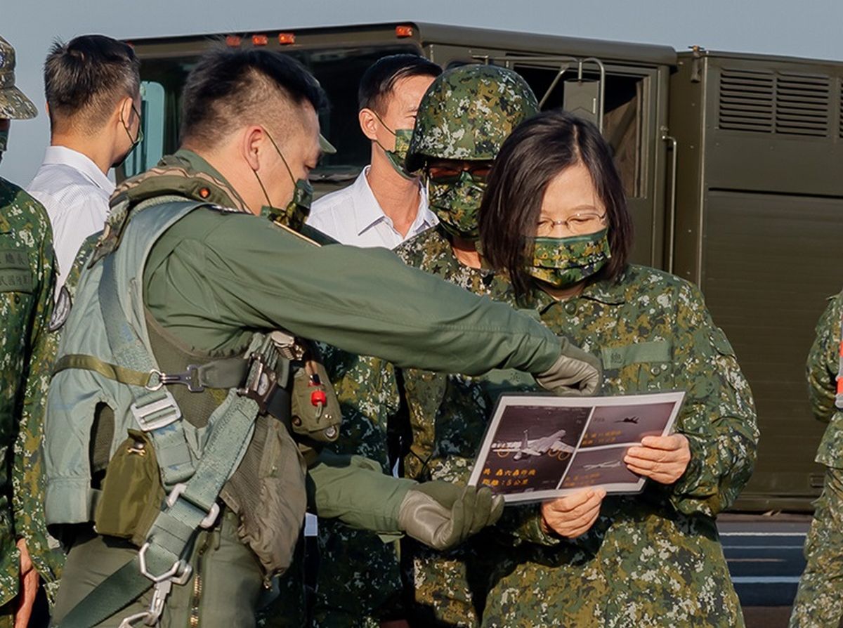 空軍飛行員向蔡英文簡報F-16V戰機在六點鐘方向監控共軍轟6轟炸機的照片。 圖：總統府提供