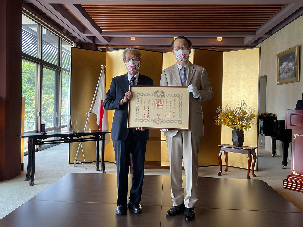 日本駐台代表泉裕泰（右）頒發白色恐怖受難者蔡焜霖（左）旭日雙光章。 圖：文化部