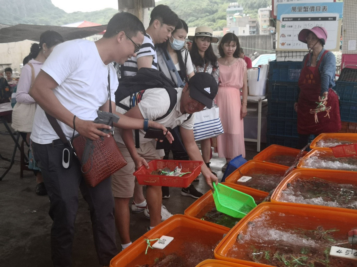 活蟹市集於開幕當日準備限量百份的活蟹福袋搶購活動。 圖：新北漁業處／提供