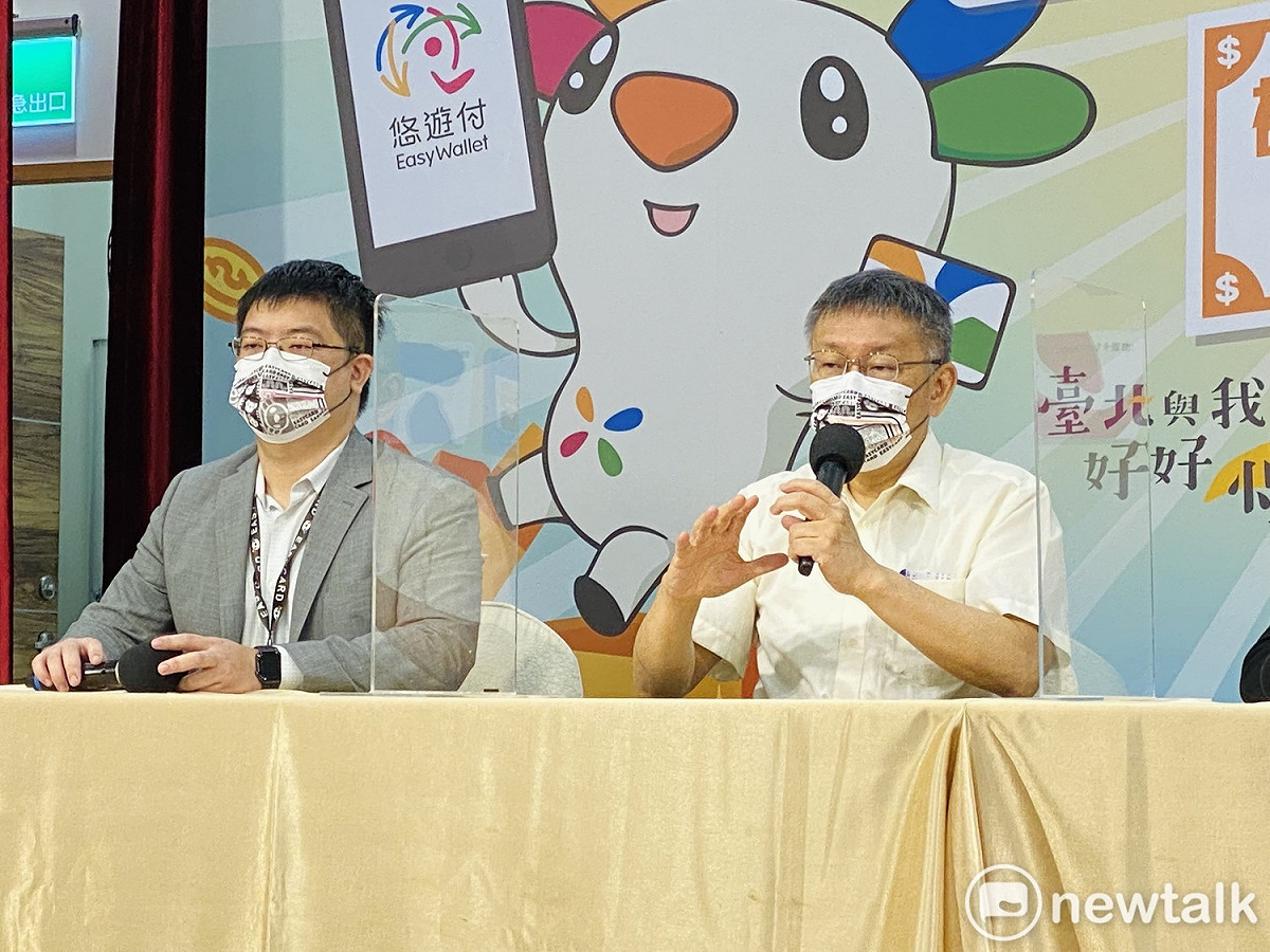 台北市長柯文哲（右）、悠遊卡公司總經理邱昱凱（左）。 圖：周煊惠 / 攝