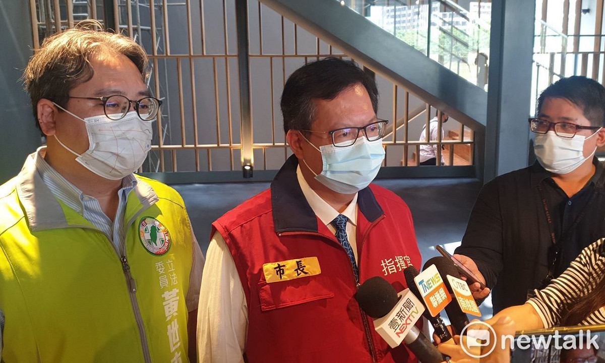 鄭文燦說明桃勤女員工確診事件擴大匡列396人，其中347人陰性，另49人採檢中。 圖：林昀真/攝