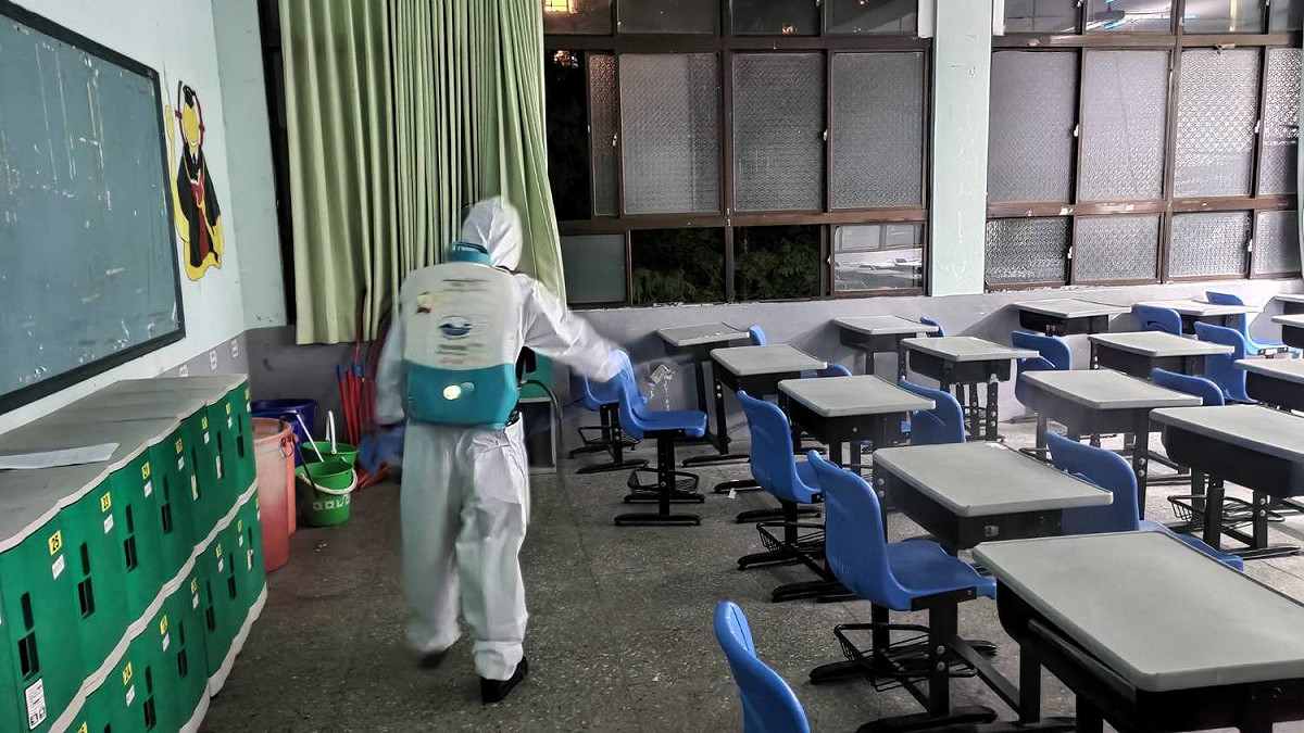 北科附工明日將全校復課，市府安排今日進行校園清消作業。 圖：桃園市環保局/提供