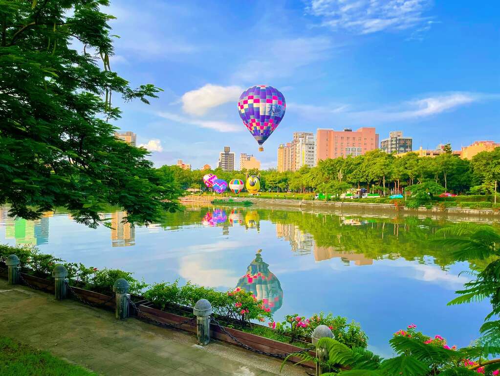 在愛河流域熱氣球也能飛。 圖：高雄觀光局／提供