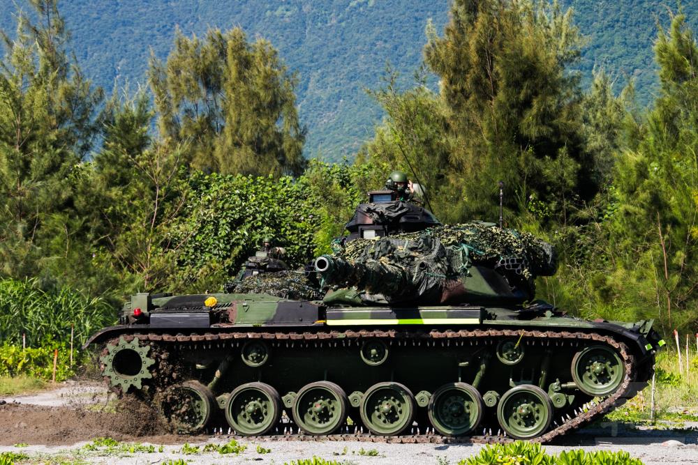 漢光37號演習實兵操演第4天，花連第二作戰區M60A3戰車模擬對灘岸射擊。 圖:軍聞社提供。