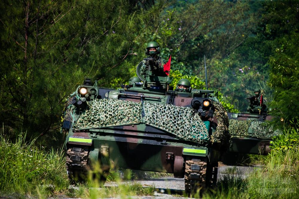 漢光37號演習實兵操演第4天，花連第二作戰區CM21人員運輸車自樹林間疾駛而出。 圖:軍聞社提供。