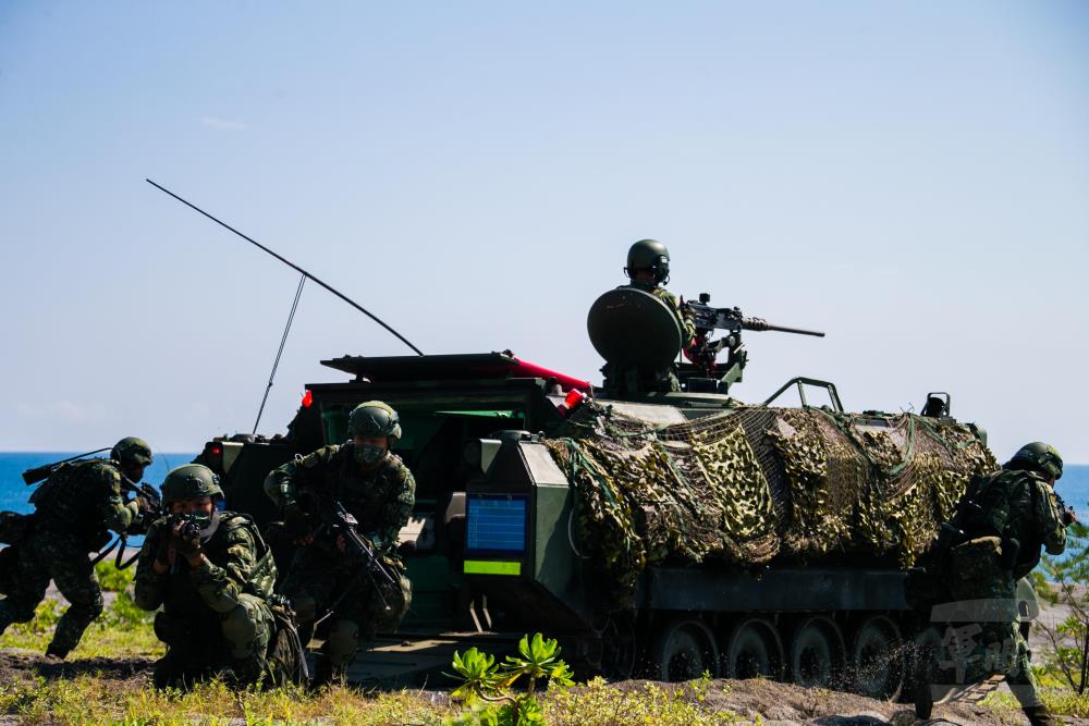 漢光37號演習實兵操演第4天，花連第二作戰區官兵下車戰鬥。 圖:軍聞社提供。