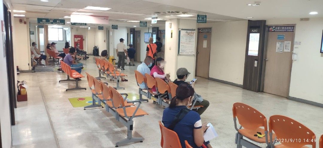 陳潤秋建議，連假期間仍應避免出入人多擁擠的場所，減少不必要移動、活動或集會。 圖：新北市衛生局提供