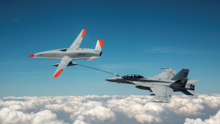 「MQ-25A黃貂魚」無人加油機6月4日為「F/A-18F超級大黃蜂」空中加油。 圖：波音公司提供
