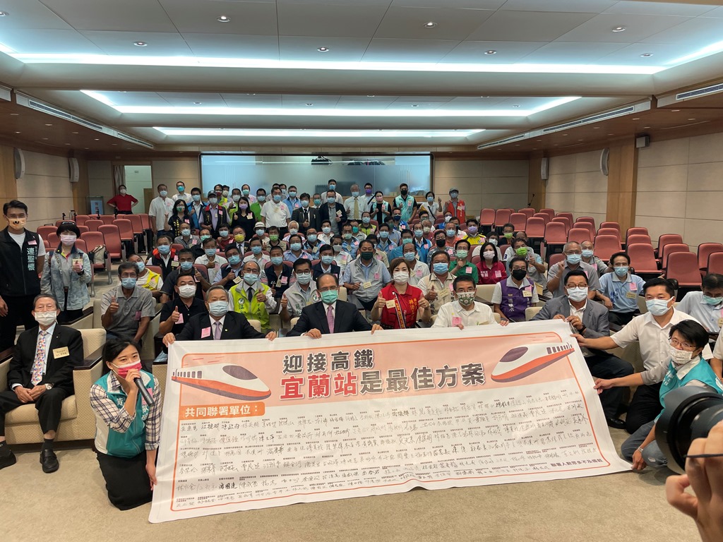 國民黨籍的宜蘭縣議長張建榮與民進黨籍的宜蘭市長江聰淵、立委陳歐珀及宜蘭縣議員等人，今到立院向同是宜蘭同鄉的院長游錫堃陳交「迎接高鐵，宜蘭站是最佳方案」陳述書。（陳歐珀辦公室提供） 圖：陳歐珀辦公室提供