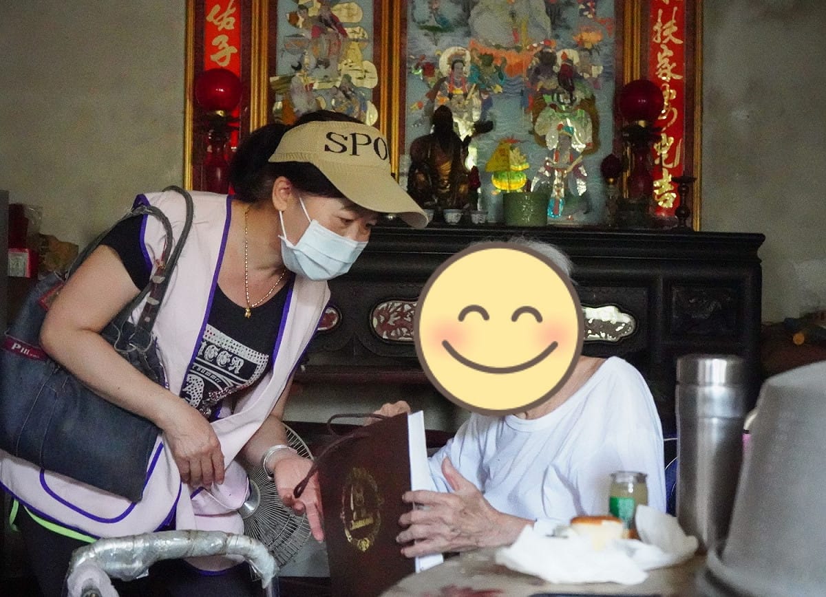 林口區公所社福志工針對列冊獨老分送中秋禮盒。 圖：林口區公所提供