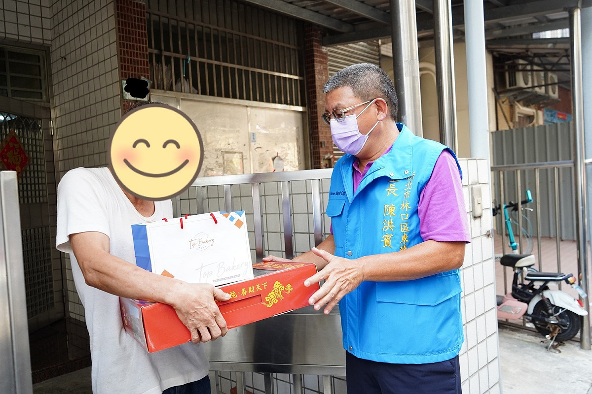 東林里長陳洪賓帶著中秋禮盒及物資探訪里民。 圖：林口區公所提供