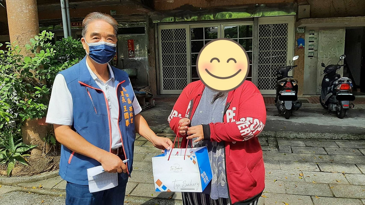 西林里長王國華訪視里民。 圖：林口區公所提供