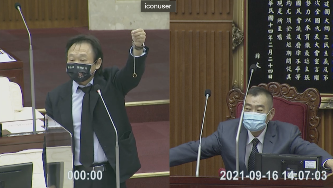 民進黨台北市議員王世堅（左）準備魔戒贈送給台北市長柯文哲。 圖：翻攝議會直播