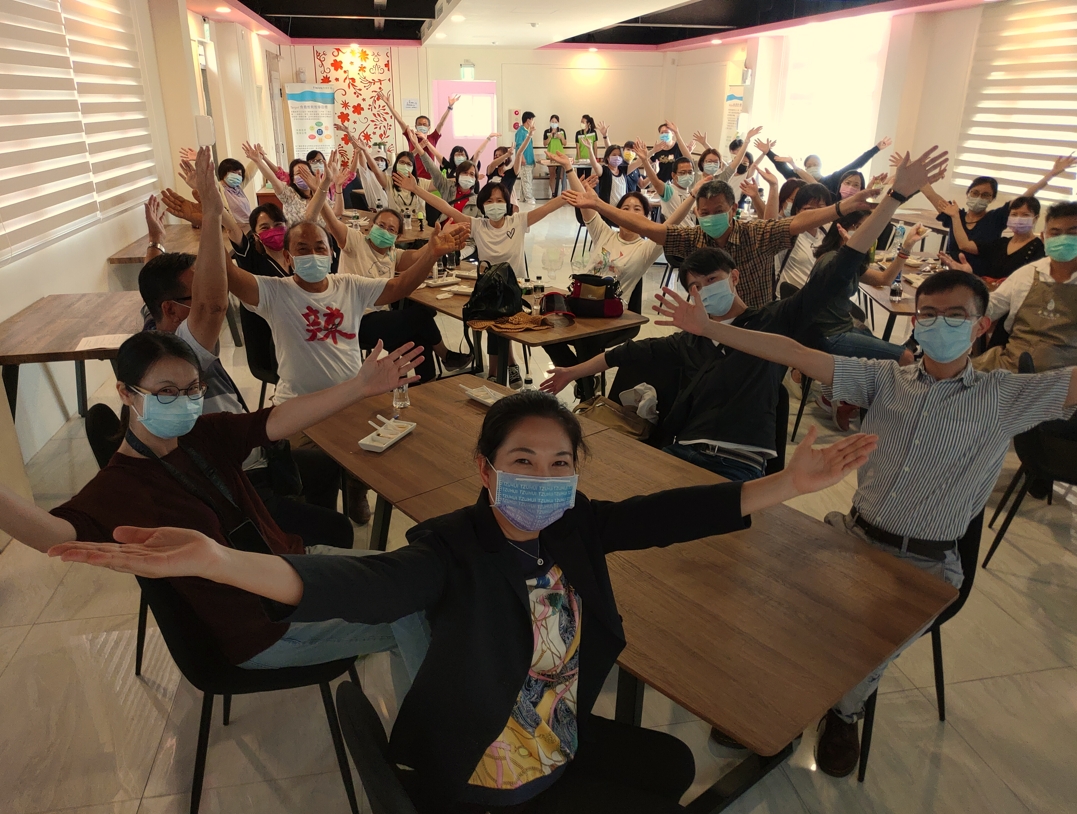 為鼓勵屏東農民撐過疫情，慈惠醫專今率教師群40餘人參訪枋寮940成員蘭欣辣汗花果休閒農場，並邀其成員平田永序農場張育晟與禾興農場王朝興聯席分享產業創新故事。 圖/枋寮940