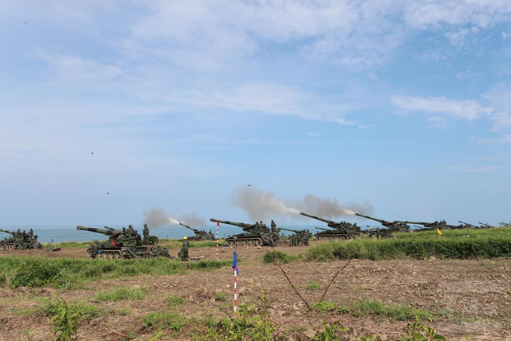 漢光37號演習第4天，第四作戰區屏東楓港砲兵部隊進行Ｍ110A2自走砲射擊。 圖:軍聞社提供。