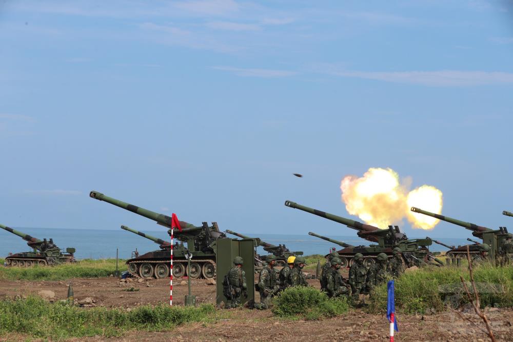 漢光37號演習第4天，第四作戰區屏東楓港砲兵部隊進行Ｍ110A2自走砲射擊。 圖:軍聞社提供。