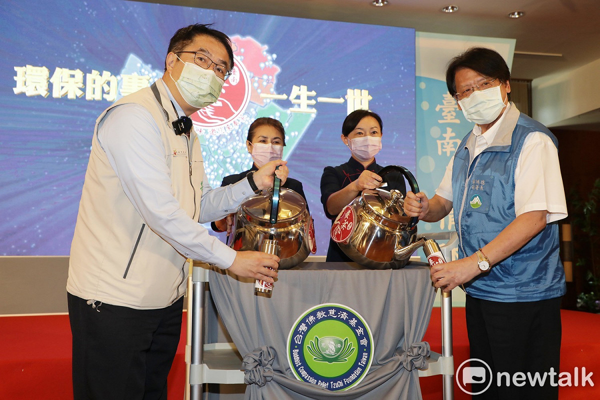 台南市環保局日前才推出全國首創「循環杯自助借還站」，設於人潮聚集的麥當勞分店，鼓勵民眾減少使用一次性飲料杯，今日再度領先全國發表「奉茶地圖」。台南市長黃偉哲歡迎出門在外的朋友多利用免費的奉茶站。 圖：黃博郎／攝