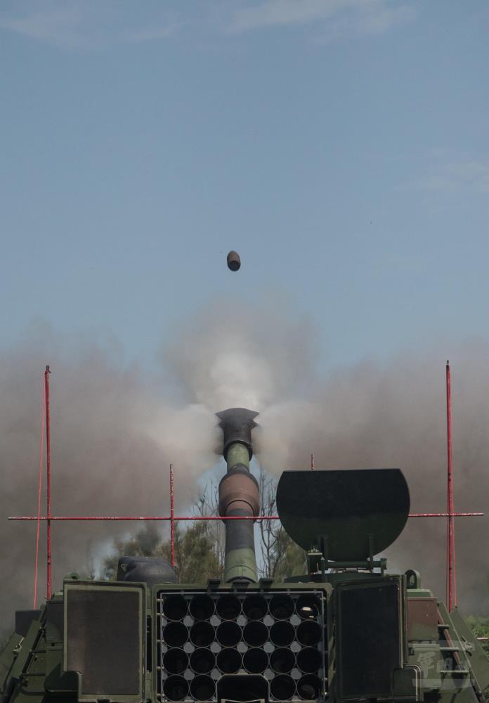 漢光37號演習進入第4天，第五作戰區台中番仔寮砲兵部隊M109A2自走砲射擊。 圖:軍聞社提供。
