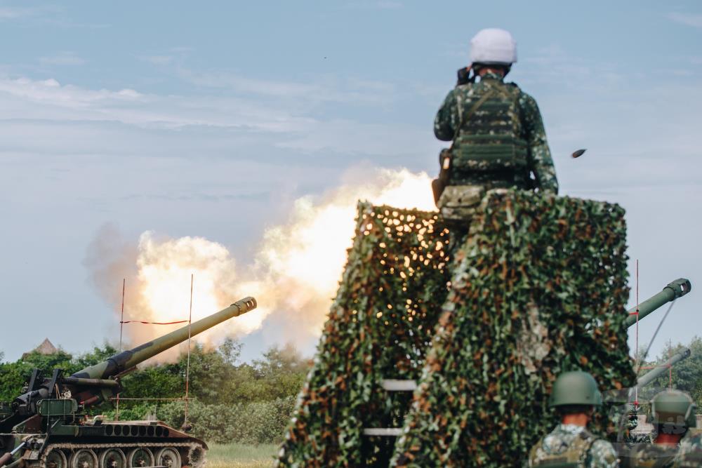 漢光37號演習進入第4天，第五作戰區台中番仔寮M110A2自走砲射擊，過程中火光四射，震撼力十足。 圖:軍聞社提供。