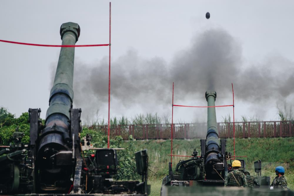 國軍建軍備戰，提出持續建立「立即作戰能力」，提升防空、制海效能來因應解放軍威脅。圖為漢光37號演習，台中番仔寮砲兵以強大火力，驗證部隊防衛戰力。 圖：軍聞社提供