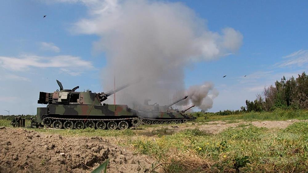 漢光37號演習進入第4天，第五作戰區台中番仔寮砲兵部隊M109A2自走砲射擊。 圖:軍聞社提供。