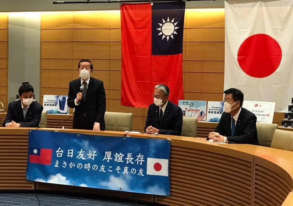 感謝日本贈台疫苗，台灣回贈10000台血氧機和1000台製氧機；駐日代表謝長廷致詞。 圖：翻攝謝長廷臉書