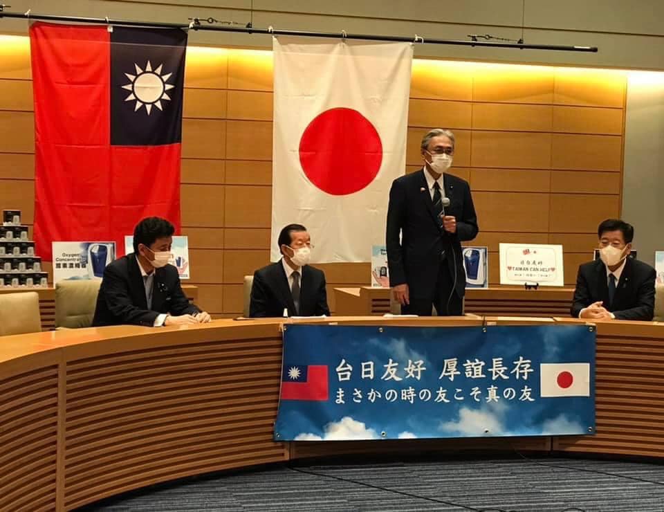 「日華議員懇談會」會長古屋圭司(圖中站立發言者)。圖為感謝日本贈台疫苗，台灣回贈10000台血氧機和1000台製氧機。 圖：翻攝謝長廷臉書(資料照片)