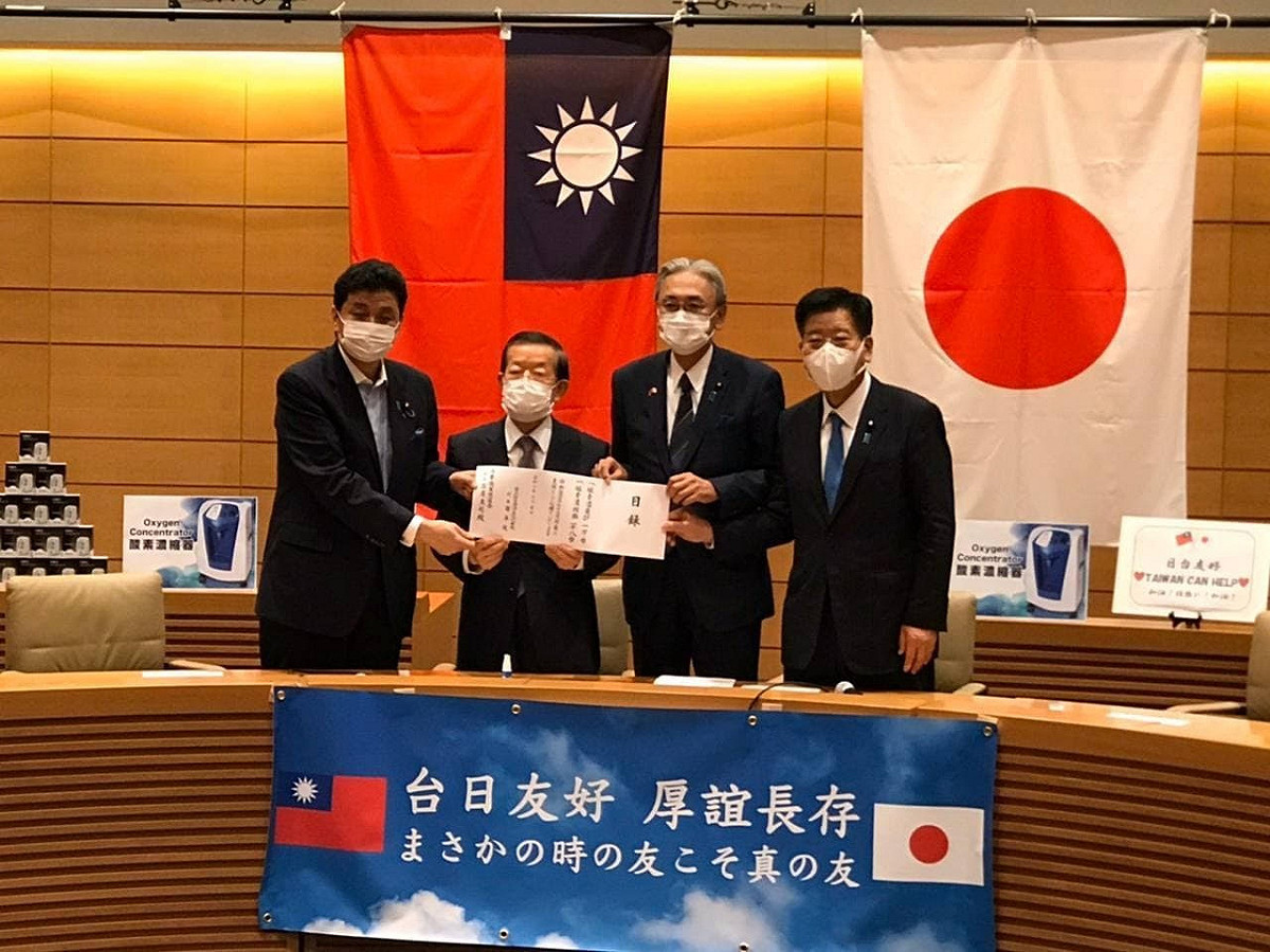 台灣捐贈日本醫療物資儀式：「日華懇」幹事長岸信夫眾議員、駐日謝長廷大使、「日華懇」會長古屋圭司眾議員、「日華懇」副會長衛藤晟一（由左至右）。 圖：外交部提供