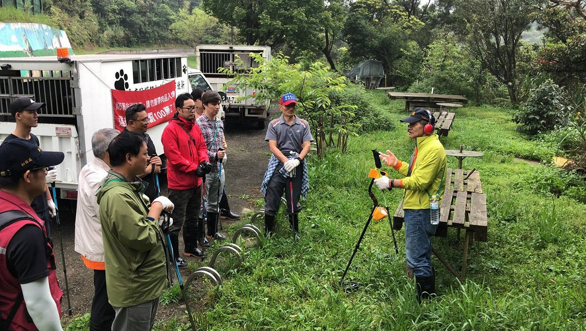 新北市動保處志工講解巡山注意事項，講解山豬吊具有多強大的殺傷力。 圖：新北市動保處提供