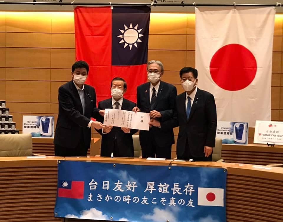 謝長廷16日代表台灣贈送1萬台血氧機與1000台製氧機，回報日本贈送台灣疫苗的情誼。 圖：翻攝謝長廷臉書(資料照片)