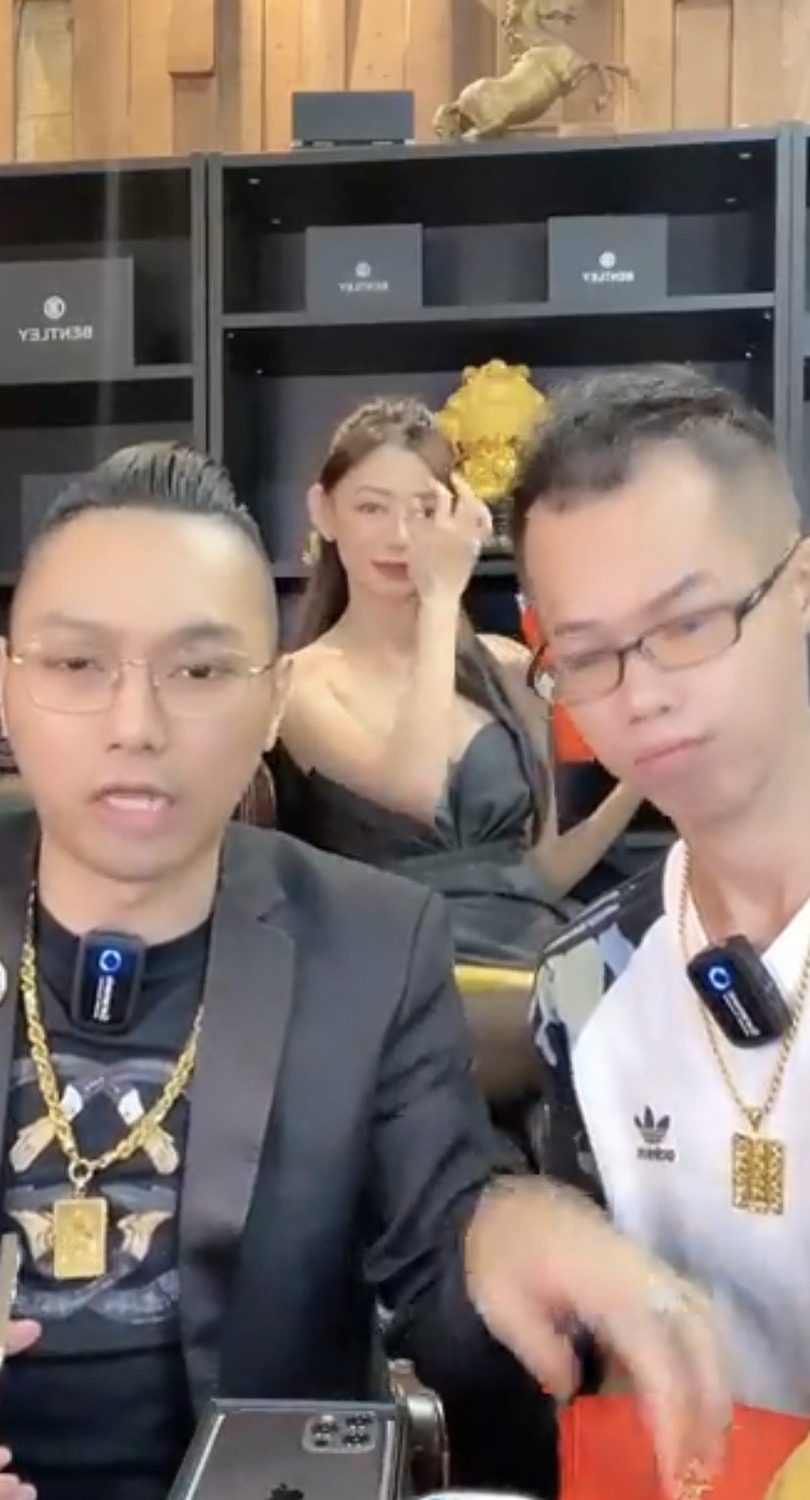 昨日直播時，連千毅(左)隔空喊話澎恰恰。 圖：翻攝自臉書