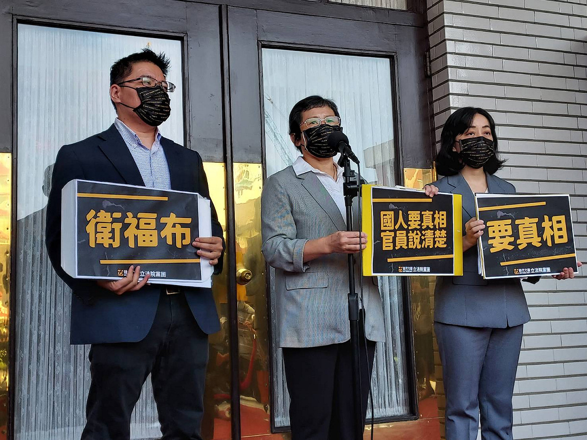 時代力量今天在立法院議場前召開記者會。 圖：陳佩君／攝