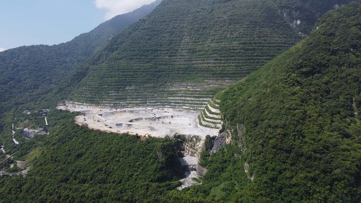 新城山礦場，從1974年海拔700多公尺挖到現在，已經挖掉一整個山頭，目前海拔高度僅剩不到200公尺。 圖：擷取自反亞泥，還我傳統領域自救會 臉書