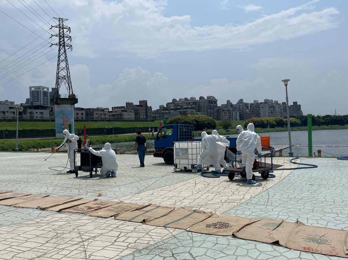 利用汲油器及高壓沖洗機進行污油回收作業。 圖：新北市環保局提供