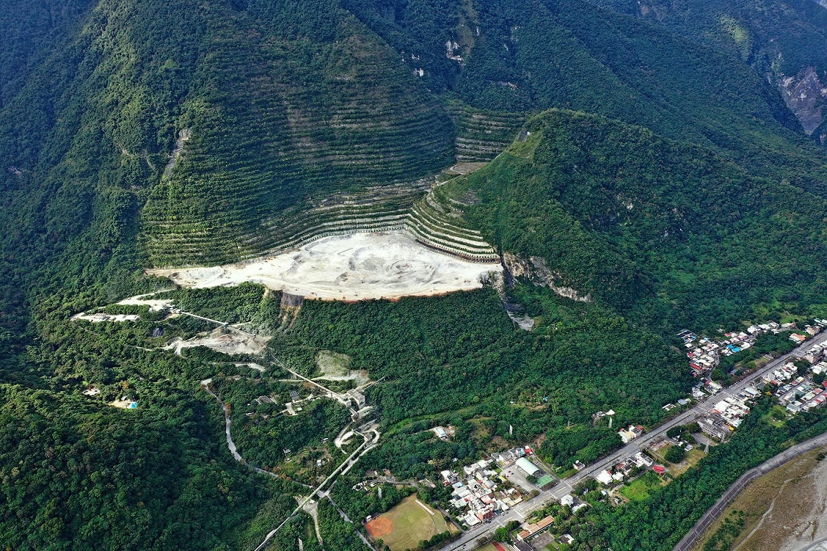 花蓮太魯閣山區遭亞泥長年採礦的空照圖。 圖：地球公民基金會供