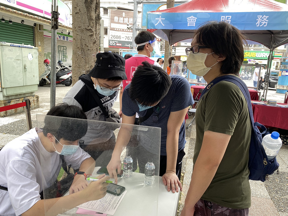 來自鶯歌商設畢的林同學集結好友4人揪團參與面試。 圖：新北市就服處提供