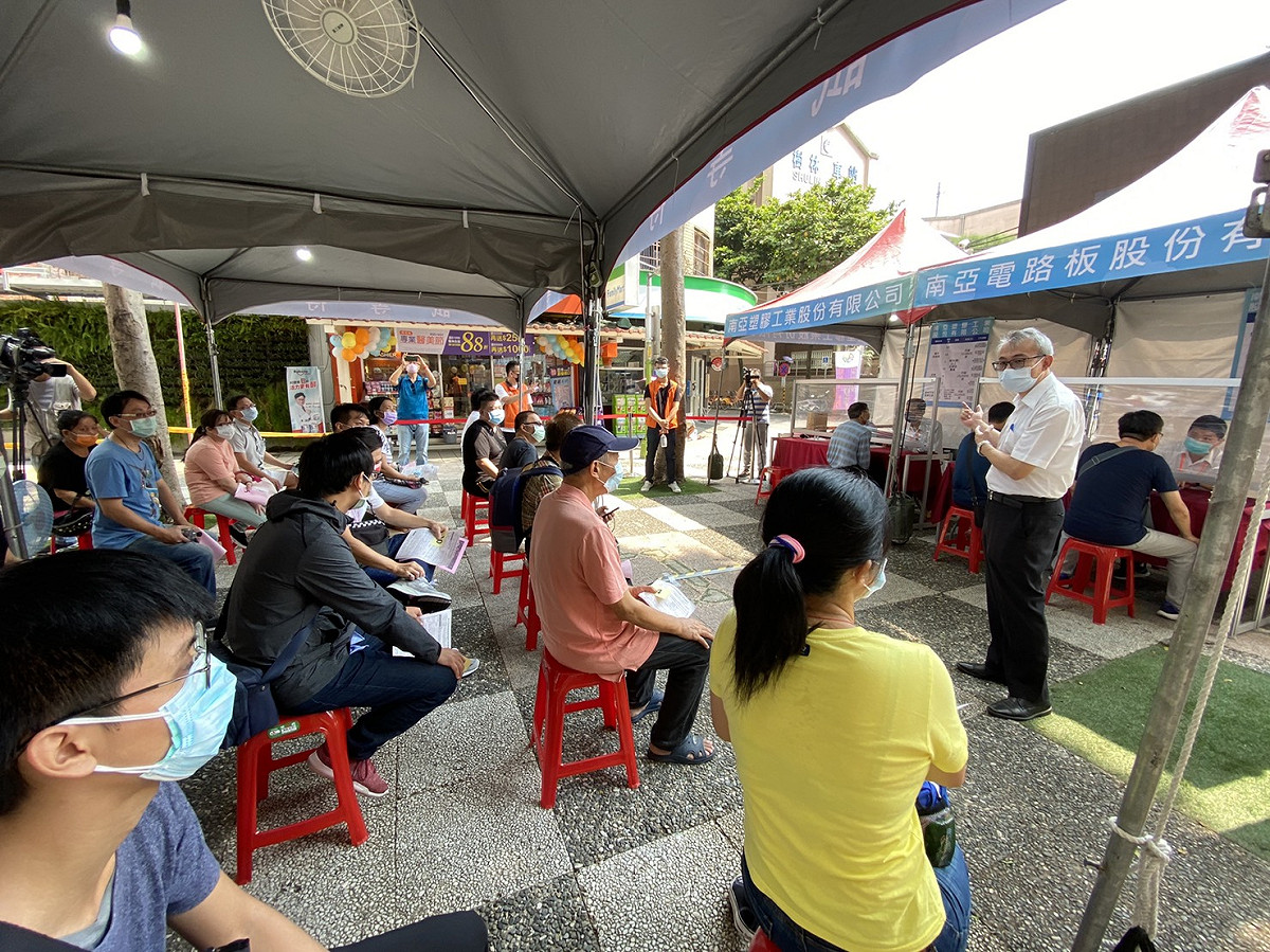 南亞廠商代表徵才現場向民眾說明職缺內容及福利。 圖：新北市就服處提供