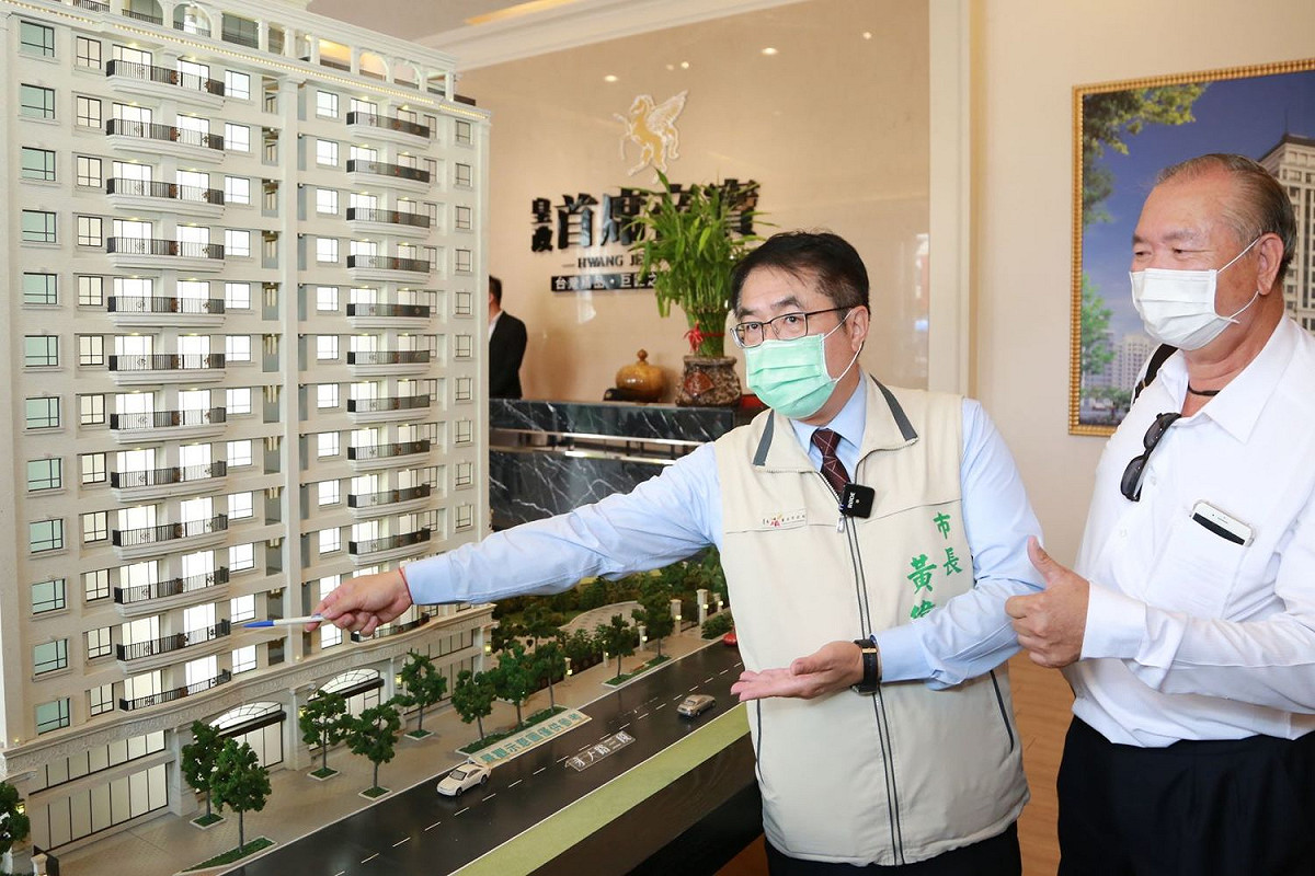 台南市長黃偉哲今日開箱「輕豪宅」亮點，稱讚今年房子很優質，3房還附加停車位，總價逾830萬元，歡迎全國民眾踴躍來台南消費抽大獎。 圖：台南市政府提供