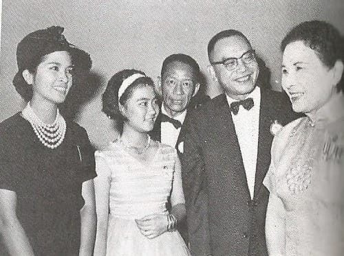 1962年10月10日台視開播，蔣夫人（右一）蒞臨台視剪綵時，總經理周天翔（右二）是站在張小燕（左二）後面迎接。張小燕左邊的是影星游娟，右邊是台視顧問紐先銘。 圖：作者提供