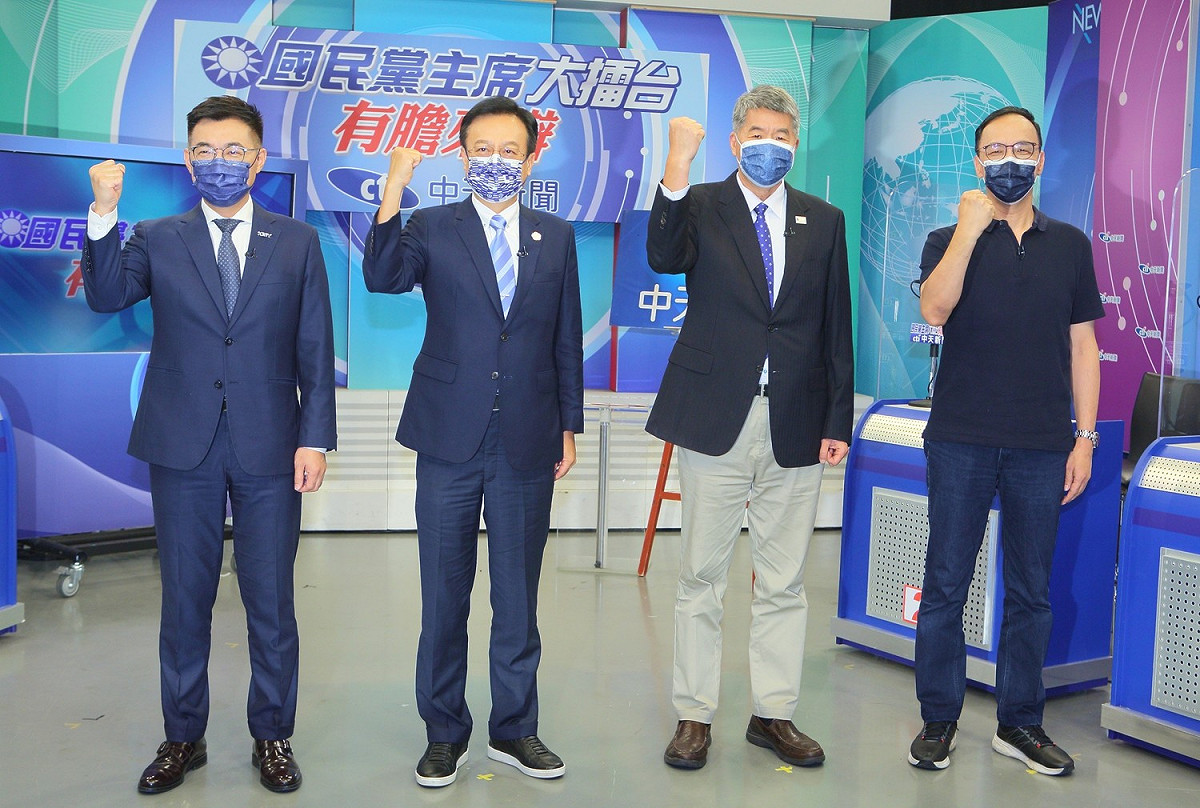 國民黨主席選舉今（18）天下午進行第二場電視辯論會。候選人張亞中在政見表達時還是將砲口對準另一位候選人朱立倫。 圖：中天新聞 / 提供