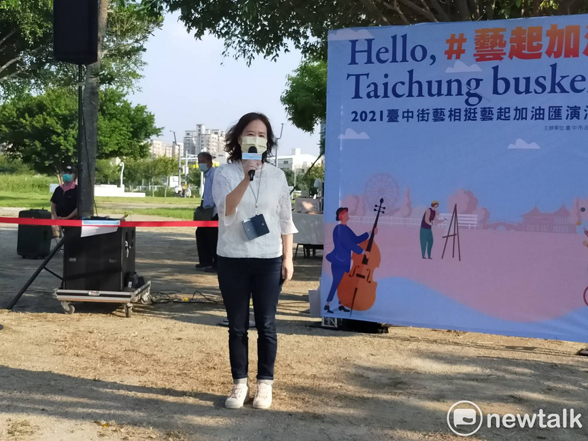 文化局主秘蕭靜萍歡迎市民利用周末假日到戶外走走，看街頭藝人表演。  唐復年/攝